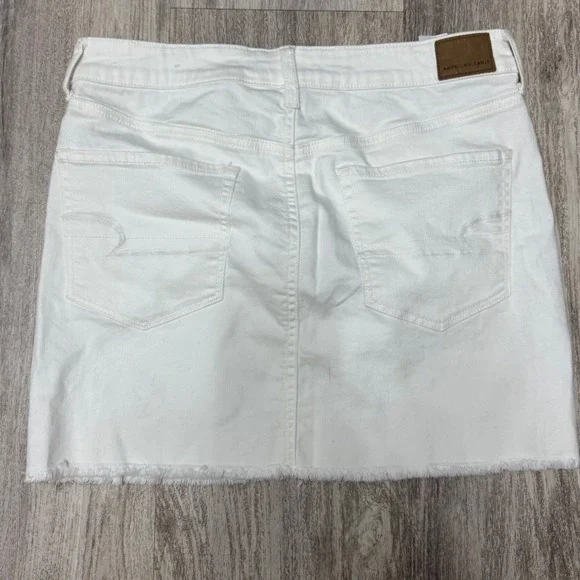 American Eagle‎ Outfitters White Denim Mini Skirt Hi-Rise Frayed Hem Sz 12 NWT - Picture 3 of 9
